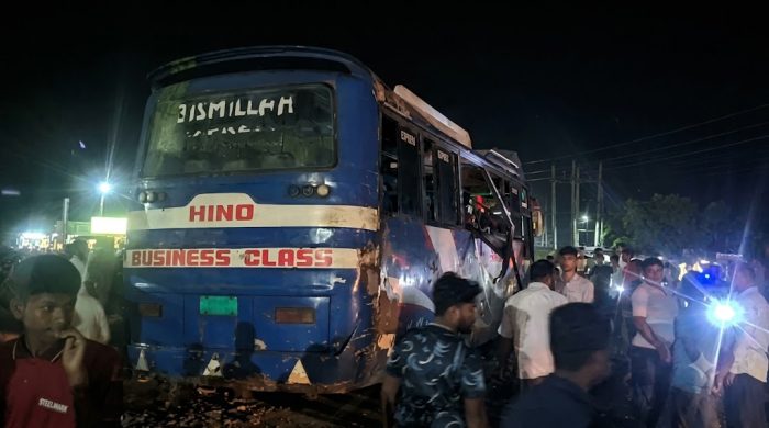 মেহেরপুরে খাদে পড়ে যাওয়া বাস আট ঘন্টা পর উদ্ধার