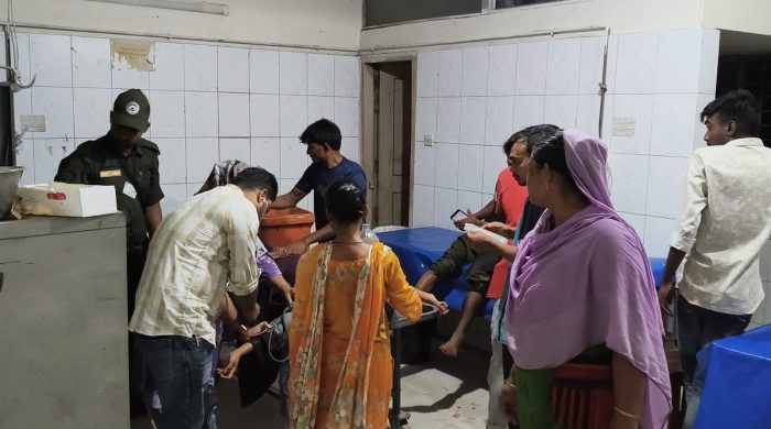 গাংনীতে মোটরসাইকেল দুর্ঘটনায় একই পরিবারের ৩ জন আহত