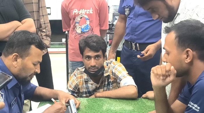 মেহেরপুরে ইলেক্ট্রনিক্স শোরুমে চাঁদা দাবির অভিযোগে যুবক আটক
