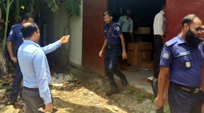 দৌলতপুরে অবৈধ সিগারেট কারখানায় অভিযান চালিয়ে ২ কোটি টাকার নকল সিগারেট জব্দ