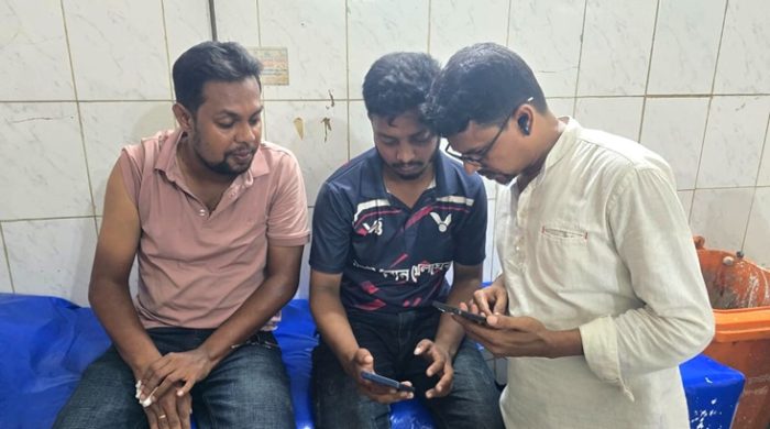 বই খুলে নকল: ভিডিও ধারণ করায় দুই গণমাধ্যমকর্মীকে মারধরের অভিযোগ