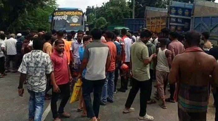 ঝিনাইদহ বাইপাস এলাকায় বাসের চাপায় স্ত্রীসহ সেনা সদস্য নিহত