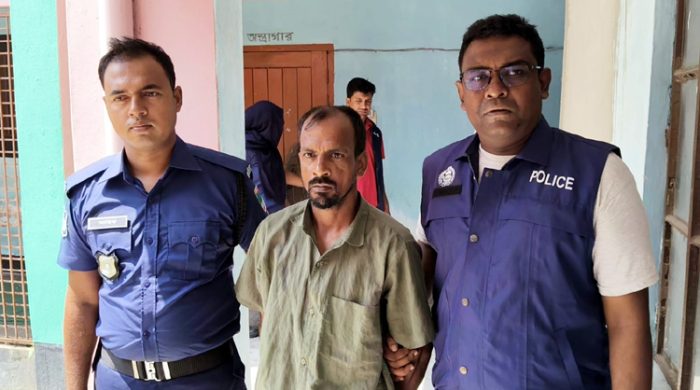 শীর্ষ সন্ত্রাসী গাংনীর পিচ্চি হোসেন গ্রেফতার- দু’টি বোমা সদৃশ বস্তু উদ্ধার