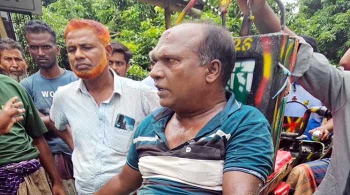 ইয়াবাসহ আটক মাদক কারবারীকে গণধোলাই দিয়ে পুলিশে সোপর্দ