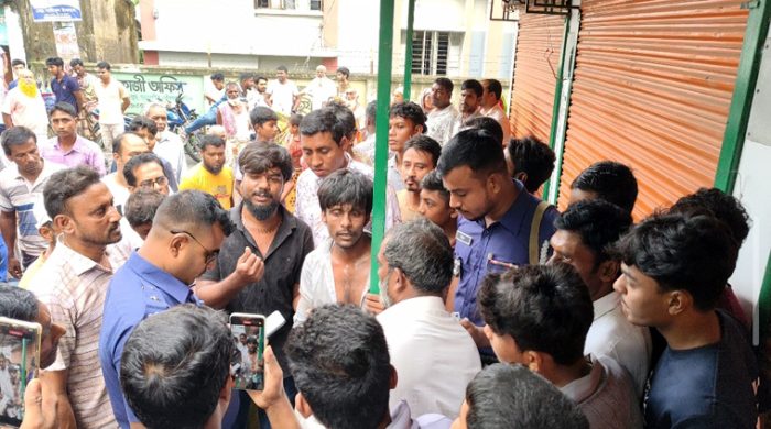 গাংনীতে ডিপার্টমেন্টাল স্টোরে চুরির ঘটনায় দুজন আটক