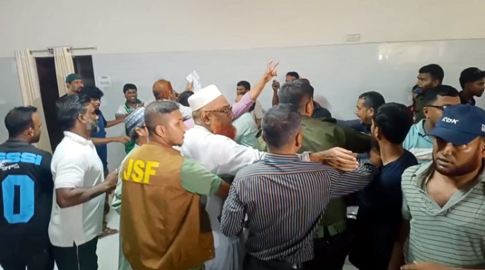মেহেরপুর হাসপাতালে অনিয়ম তদারকিতে গিয়ে হট্টগোল: জামায়াত এমপি ও বিএনপি নেতাকর্মীদের মধ্যে হাতাহাতি