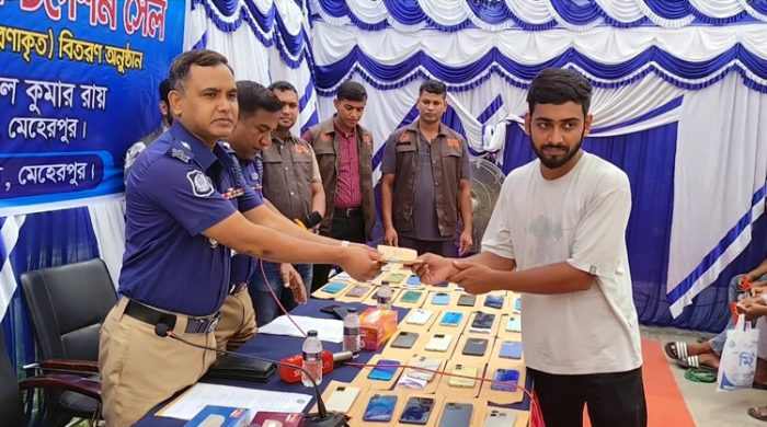 থানায় জিডি করে ফিরে পেলো হারানো ১০৮ মুঠোফোন ও ১৭ লাখ ৪৩ হাজার নগদ টাকা