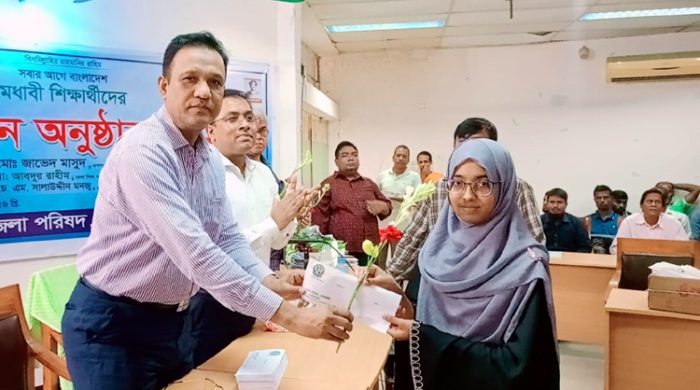 মেধাবী শিক্ষার্থীদের মেহেরপুর জেলা পরিষদের বৃত্তি প্রদান