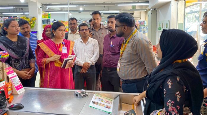 তামাক পণ্যের বিজ্ঞাপন প্রদর্শনের অপরাধে মীনা বাজারকে ৩ লাখ টাকা জরিমানা
