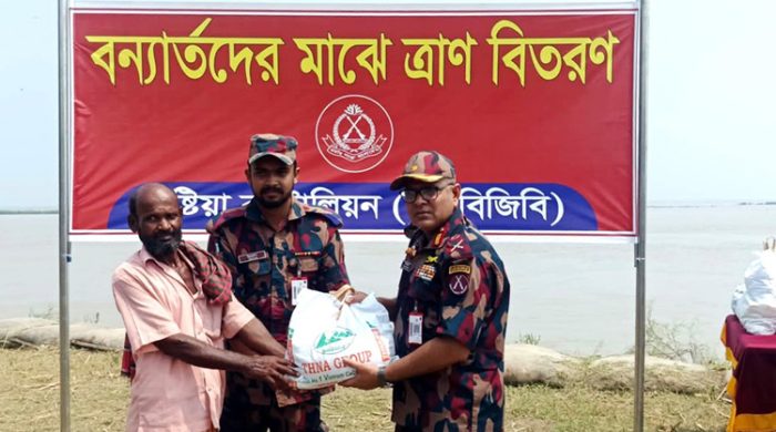 পদ্মা নদীর চরাঞ্চলে বন্যায় ক্ষতিগ্রস্ত ৫৫০ পরিবারের মাঝে কুষ্টিয়া বিজিবির খাদ্যসামগ্রী বিতরণ