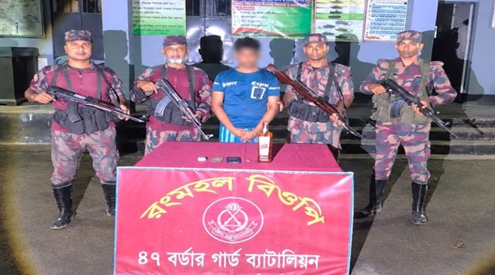 গাংনী সীমান্তে বিজিবি’র অভিযানে মাদকসহ পাচারকারী আটক
