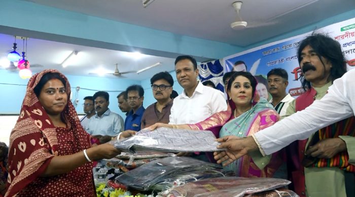 শারদীয় দুর্গাপূজা উপলক্ষে মেহেরপুরে ৬০০ শাড়ি বিতরণ