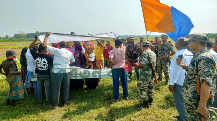 মুজিবনগর সীমান্তে বিএসএফ-বিজিবির সহযোগীতায় মৃত মায়ের মুখ দেখলো মেয়ে