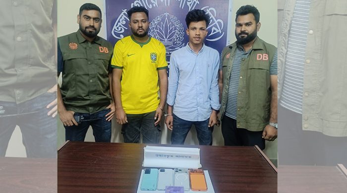 খেলনা পিস্তলের ভয় দেখিয়ে আটক দুই যুবক, মোবাইলে মিলল অনলাইন জুয়ার তথ্য